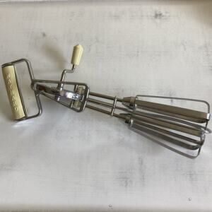 Vintage MAYNARD Egg Beater Mixer Off White Handle Manual Crank No 54 Mid Century